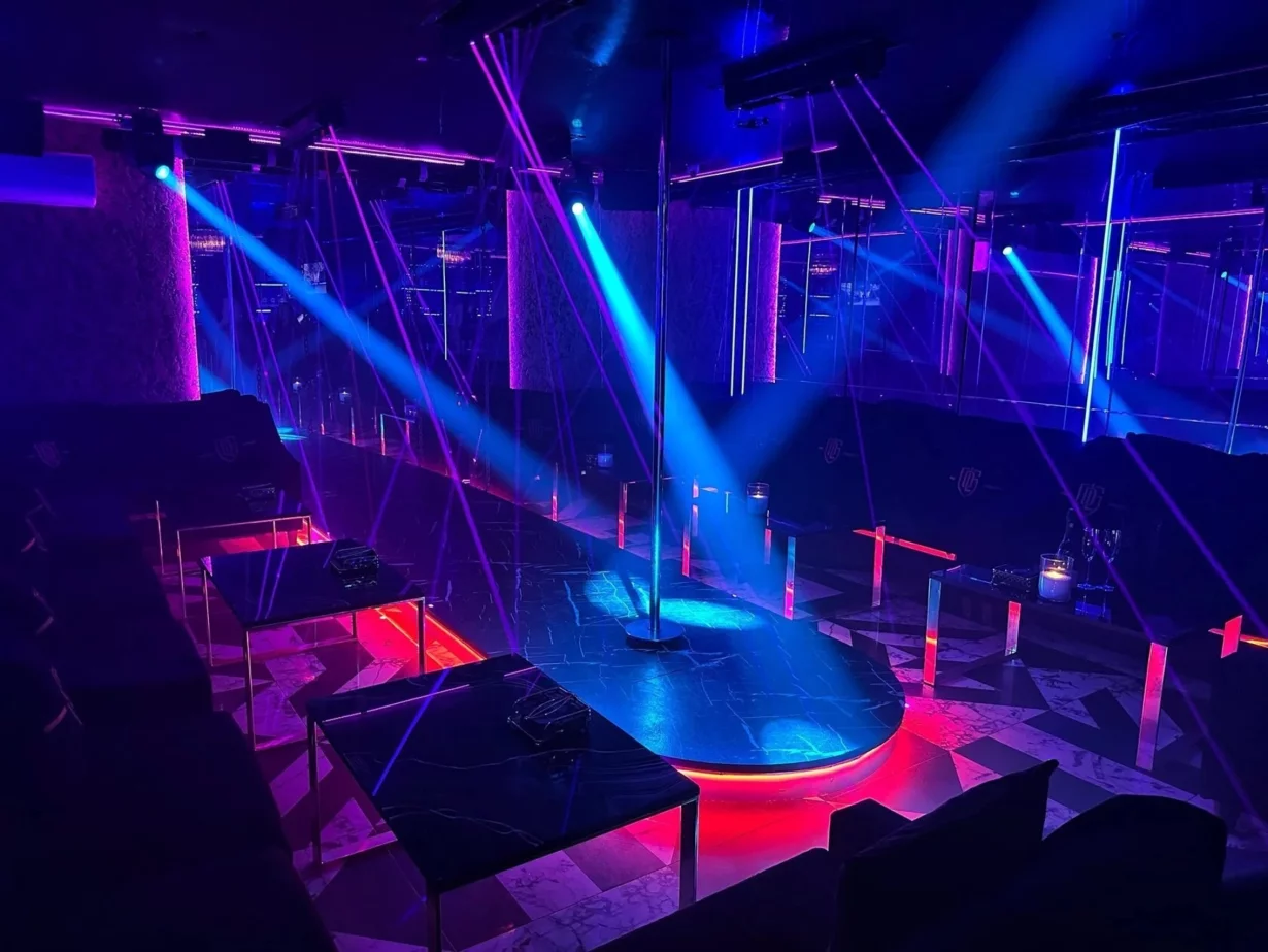 Интерьер/Экстерьер/Банкетная зона/Бар/Стол для двоих/Вход/Главный зал/Lounge зона клуб Delight фото