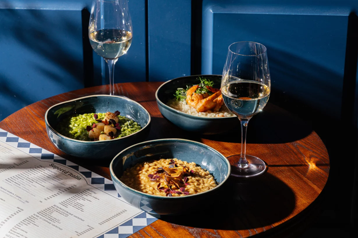 Интерьер/Экстерьер/Банкетная зона/Бар/Стол для двоих/Вход/Главный зал/Lounge зона ресторан Sapori di Italia фото