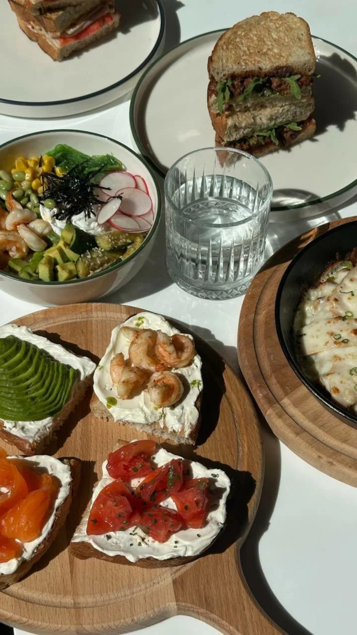 Интерьер/Экстерьер/Банкетная зона/Бар/Стол для двоих/Вход/Главный зал/Lounge зона кафе Здрасте фото