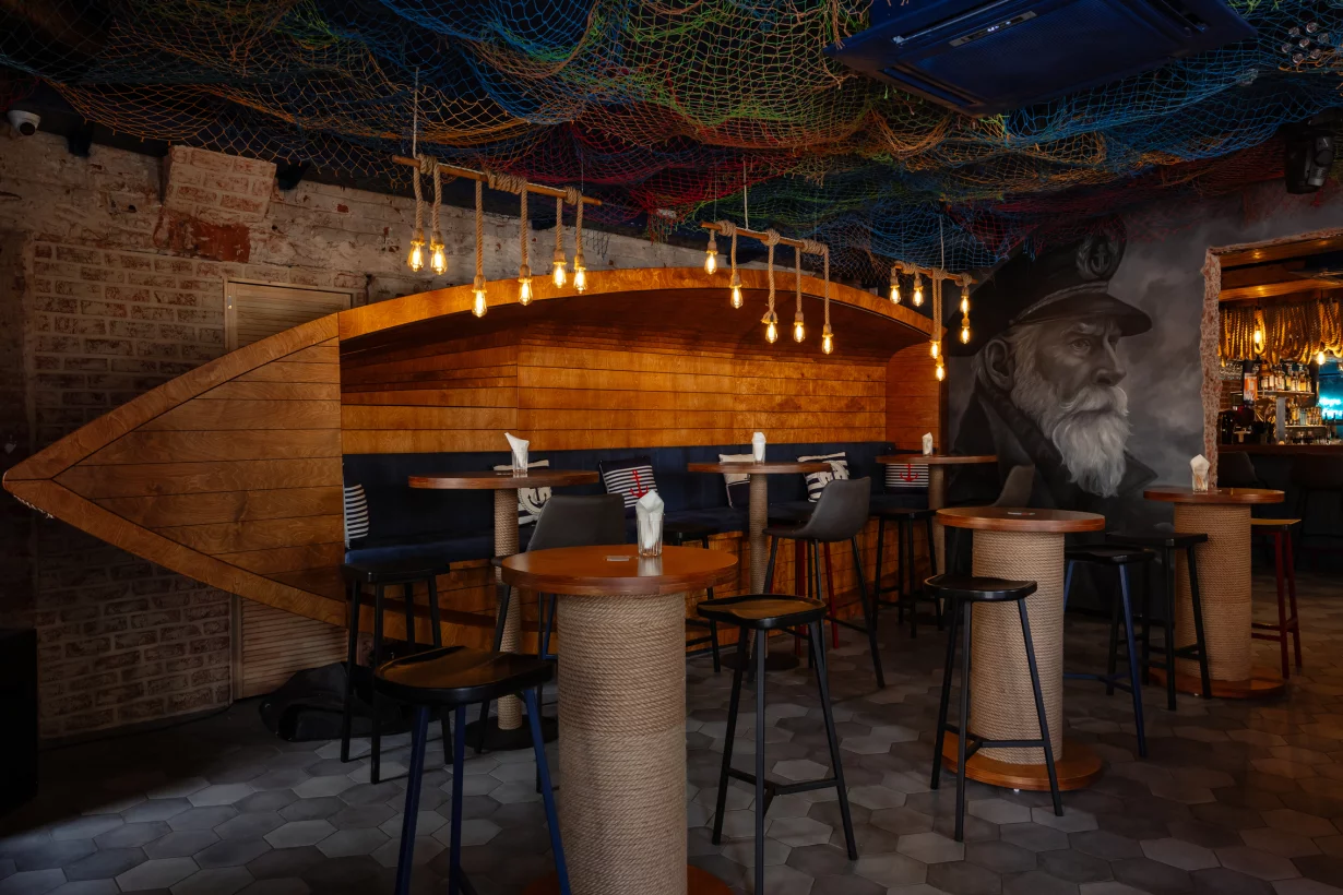 Интерьер/Экстерьер/Банкетная зона/Бар/Стол для двоих/Вход/Главный зал/Lounge зона бар Моряк и чайка фото