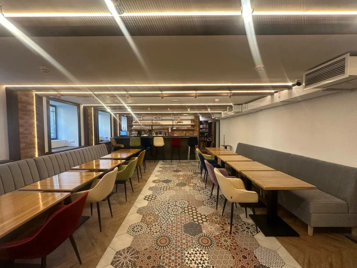 Интерьер/Экстерьер/Банкетная зона/Бар/Стол для двоих/Вход/Главный зал/Lounge зона ресторан Le Bistrot de la Ferm фото