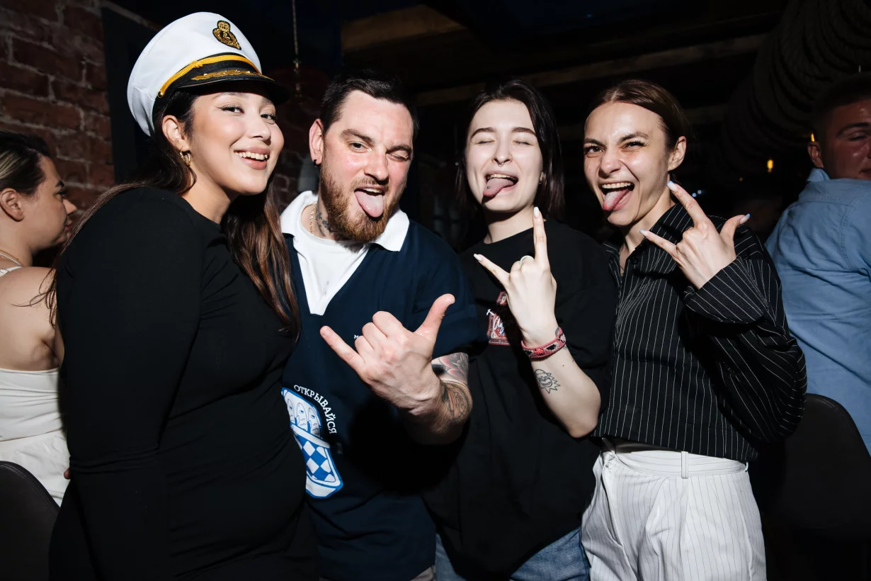 Интерьер/Экстерьер/Банкетная зона/Бар/Стол для двоих/Вход/Главный зал/Lounge зона бар Моряк и чайка фото