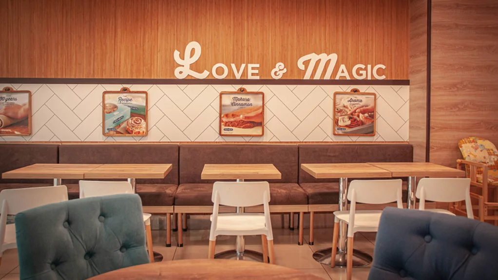 Интерьер/Экстерьер/Банкетная зона/Бар/Стол для двоих/Вход/Главный зал/Lounge зона кофейня Cinnabon фото