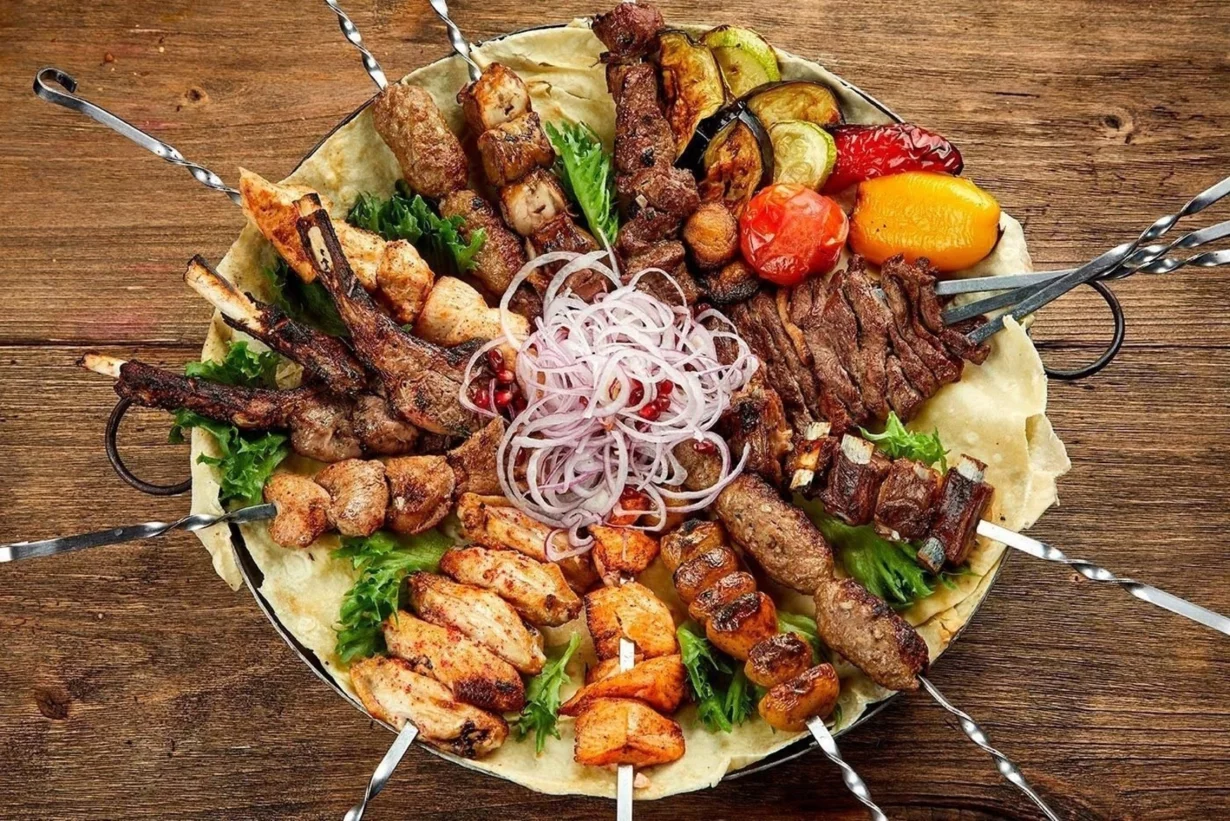 Интерьер/Экстерьер/Банкетная зона/Бар/Стол для двоих/Вход/Главный зал/Lounge зона служба доставки Мясо на углях фото