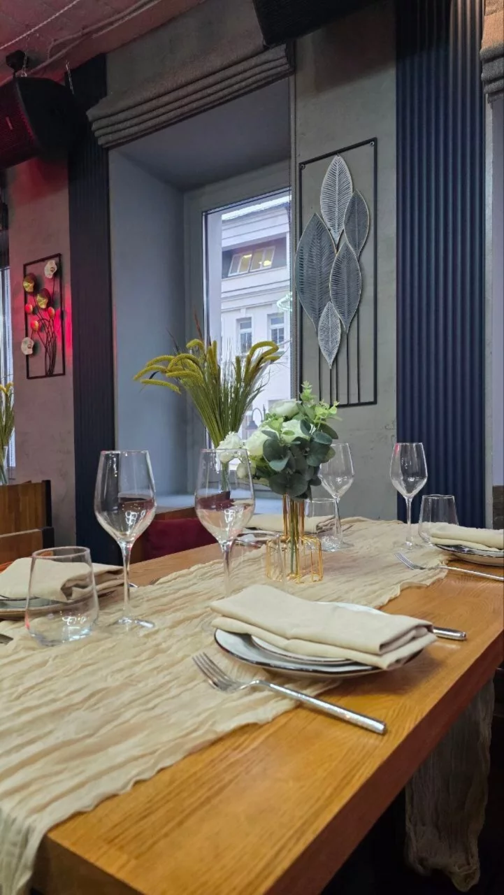 Интерьер/Экстерьер/Банкетная зона/Бар/Стол для двоих/Вход/Главный зал/Lounge зона ресторан Раковарня «В ус не дул» на Пятницкой фото