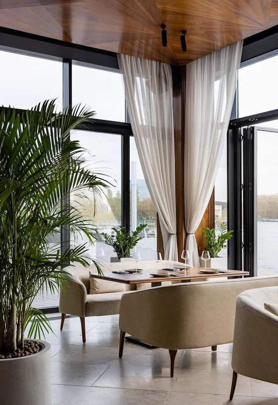 Интерьер/Экстерьер/Банкетная зона/Бар/Стол для двоих/Вход/Главный зал/Lounge зона банкетный зал Mooring фото