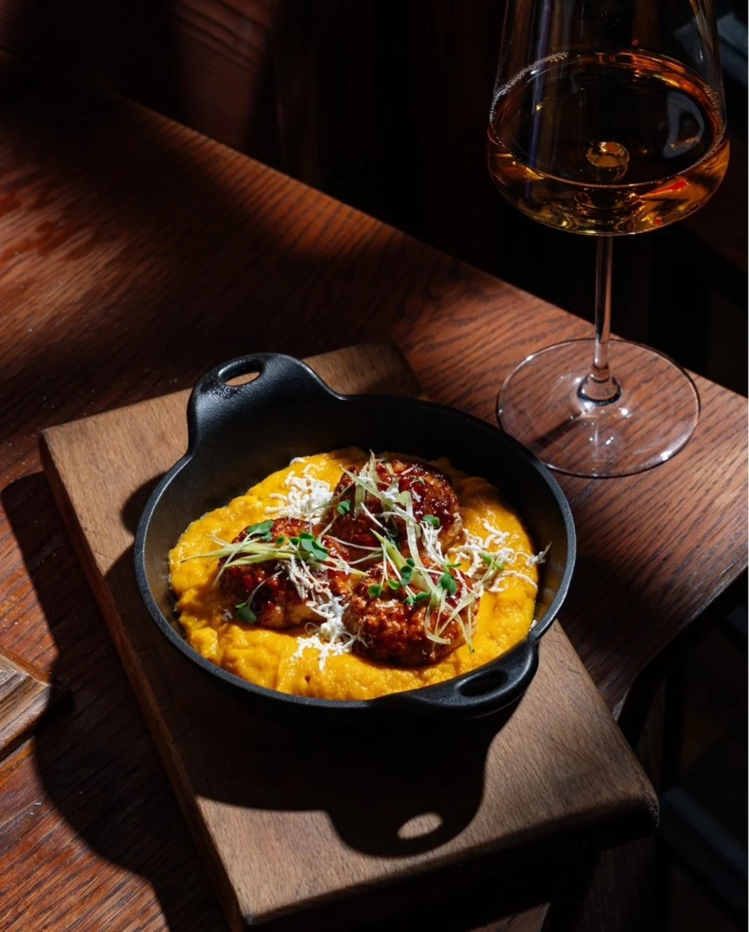 Интерьер/Экстерьер/Банкетная зона/Бар/Стол для двоих/Вход/Главный зал/Lounge зона ресторан Хачо и Пури фото