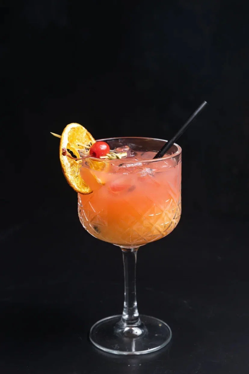 Интерьер/Экстерьер/Банкетная зона/Бар/Стол для двоих/Вход/Главный зал/Lounge зона бар Indюk фото