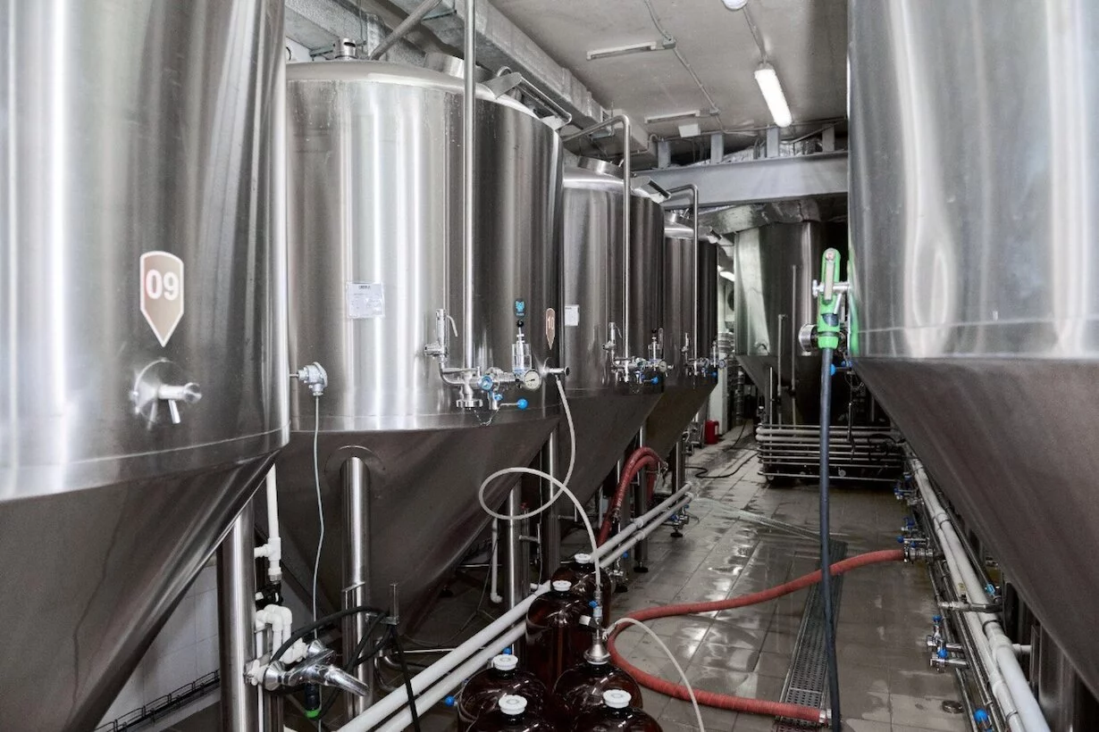 Интерьер/Экстерьер/Банкетная зона/Бар/Стол для двоих/Вход/Главный зал/Lounge зона бар Pivzavod77 фото