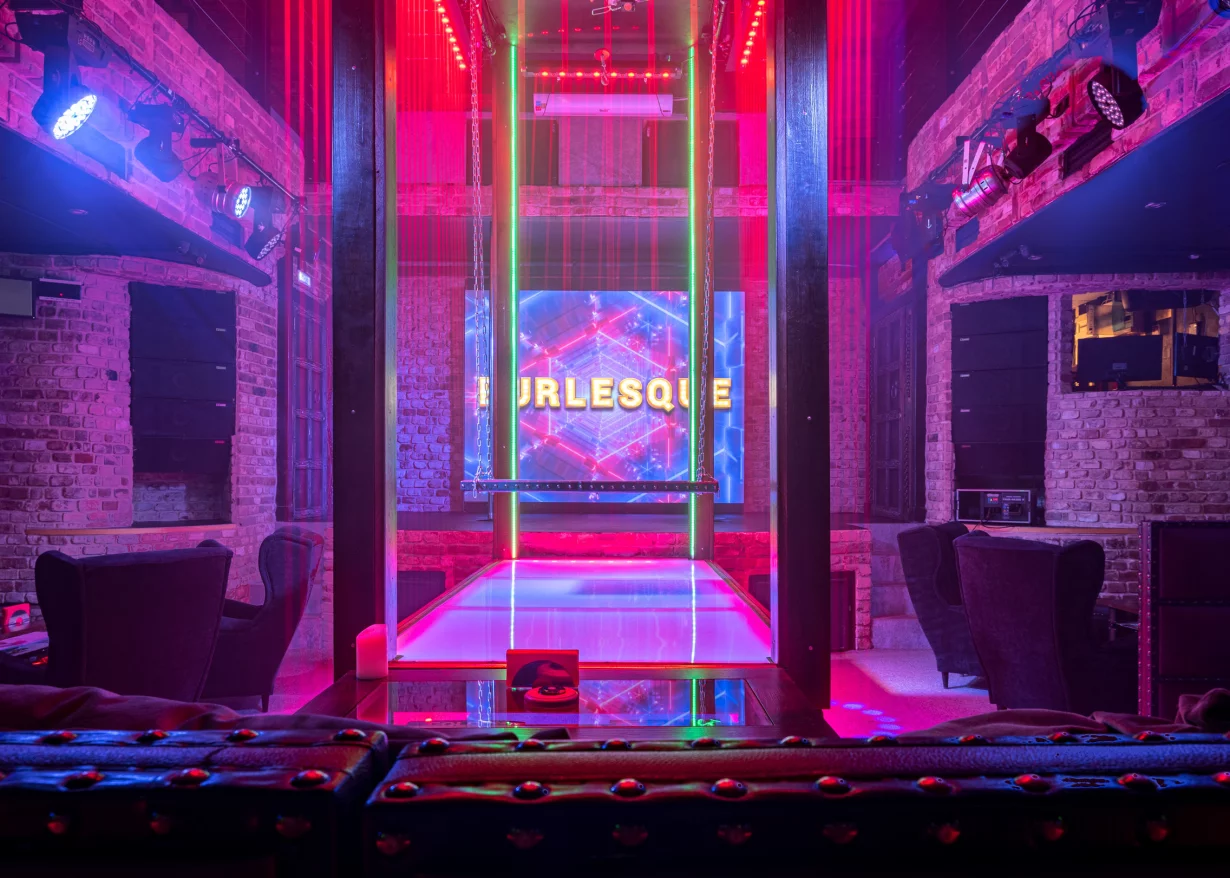 Интерьер/Экстерьер/Банкетная зона/Бар/Стол для двоих/Вход/Главный зал/Lounge зона клуб Burlesque фото