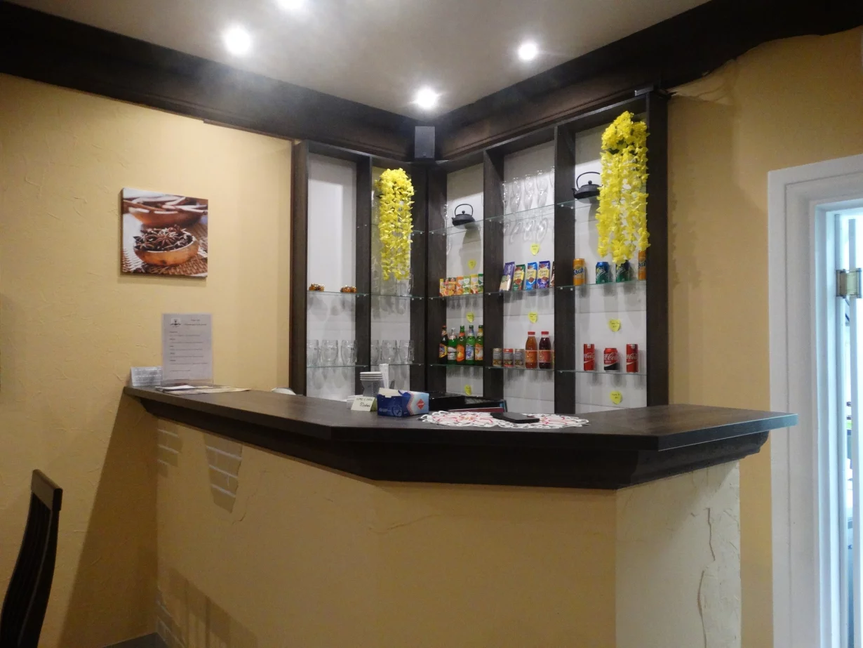 Интерьер/Экстерьер/Банкетная зона/Бар/Стол для двоих/Вход/Главный зал/Lounge зона кафе ПридворовЪ фото