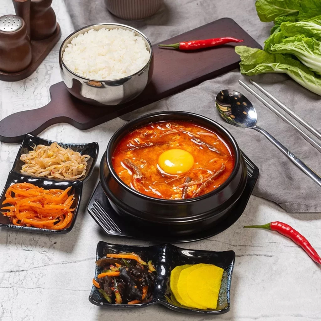 Интерьер/Экстерьер/Банкетная зона/Бар/Стол для двоих/Вход/Главный зал/Lounge зона кафе Миринэ фото