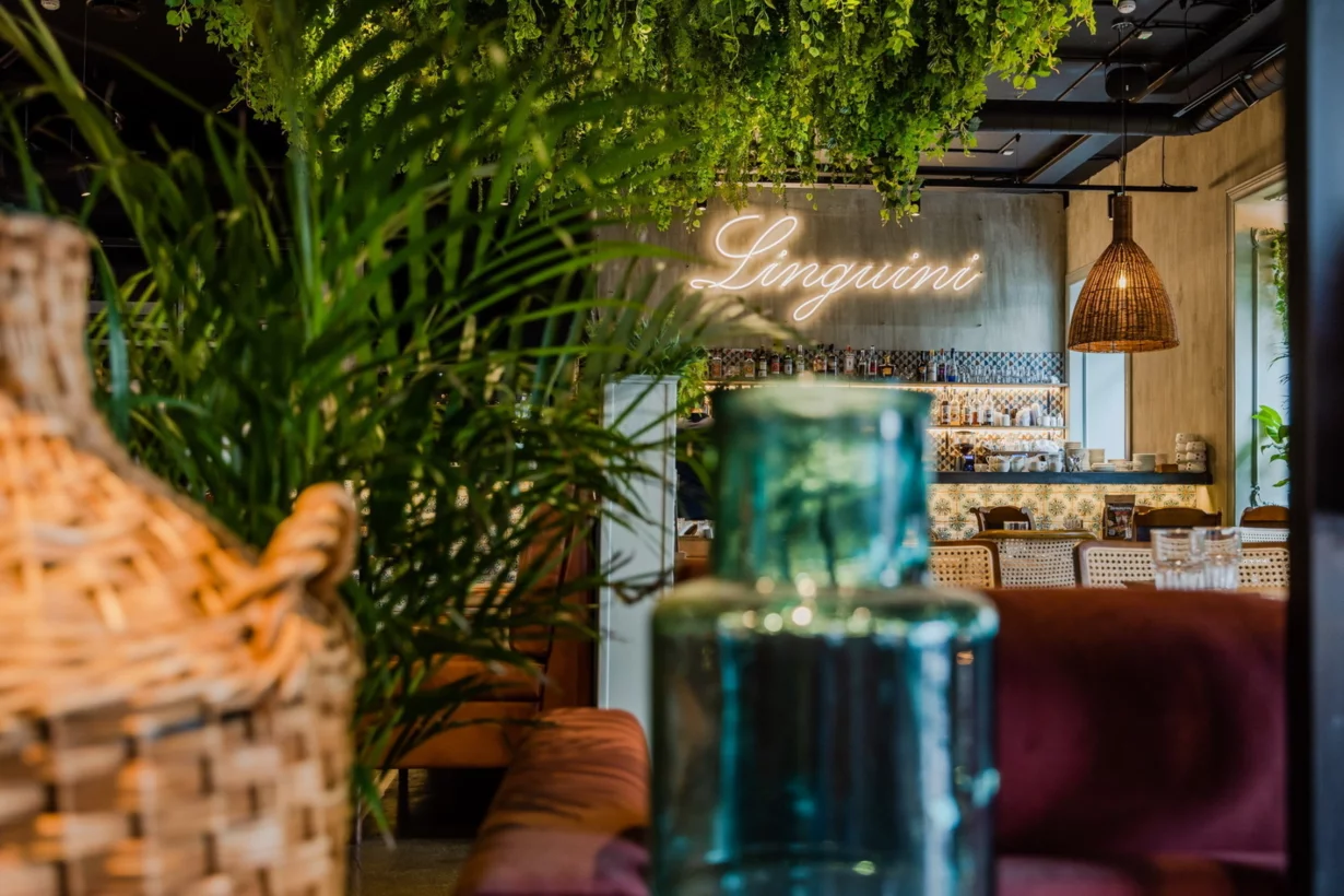 Интерьер/Экстерьер/Банкетная зона/Бар/Стол для двоих/Вход/Главный зал/Lounge зона ресторан Linguini фото