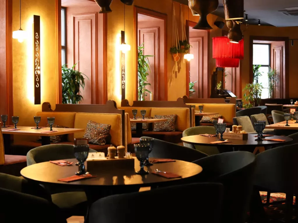 Интерьер/Экстерьер/Банкетная зона/Бар/Стол для двоих/Вход/Главный зал/Lounge зона ресторан Грузинские истории фото