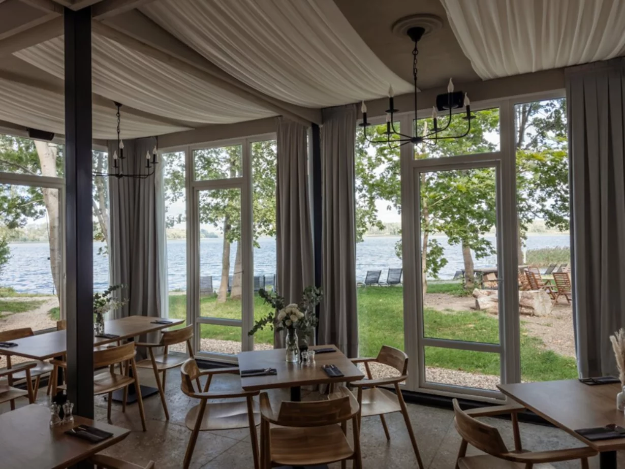 Интерьер/Экстерьер/Банкетная зона/Бар/Стол для двоих/Вход/Главный зал/Lounge зона ресторан Берег желаний фото