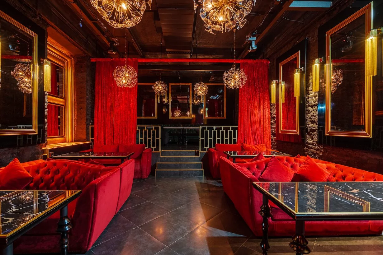 Интерьер/Экстерьер/Банкетная зона/Бар/Стол для двоих/Вход/Главный зал/Lounge зона клуб Project фото