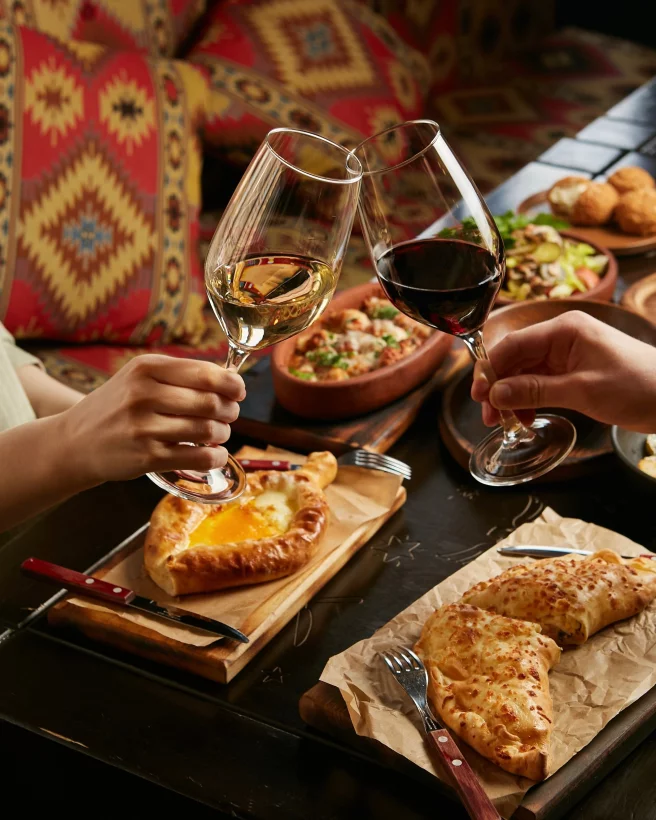 Интерьер/Экстерьер/Банкетная зона/Бар/Стол для двоих/Вход/Главный зал/Lounge зона ресторан ПхалиХинкали фото