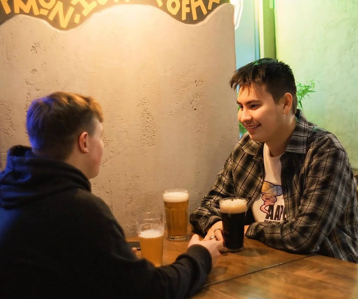 Интерьер/Экстерьер/Банкетная зона/Бар/Стол для двоих/Вход/Главный зал/Lounge зона бар Beer & Fries фото