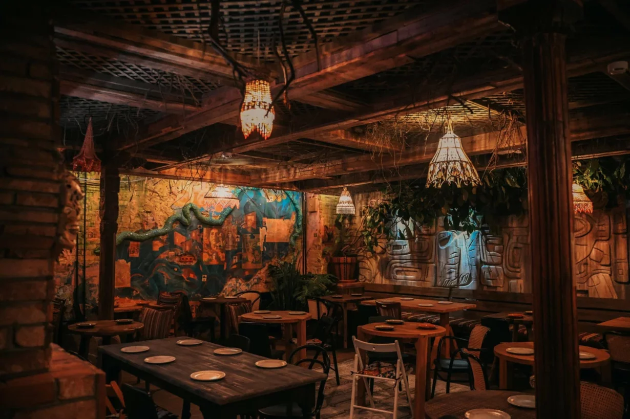 Интерьер/Экстерьер/Банкетная зона/Бар/Стол для двоих/Вход/Главный зал/Lounge зона ресторан Arrurru фото