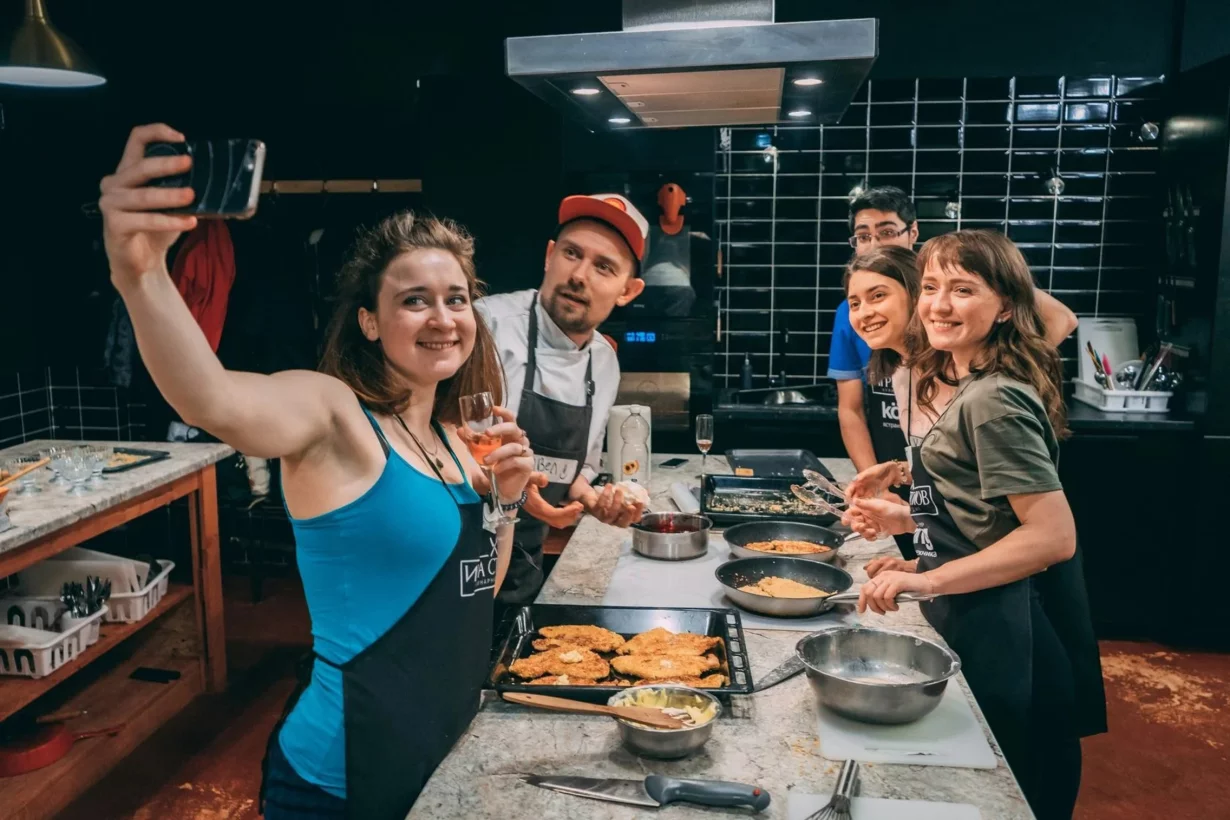 Интерьер/Экстерьер/Банкетная зона/Бар/Стол для двоих/Вход/Главный зал/Lounge зона кулинарная студия Игра столов фото