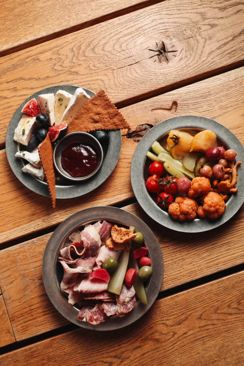 Интерьер/Экстерьер/Банкетная зона/Бар/Стол для двоих/Вход/Главный зал/Lounge зона ресторан Animals фото