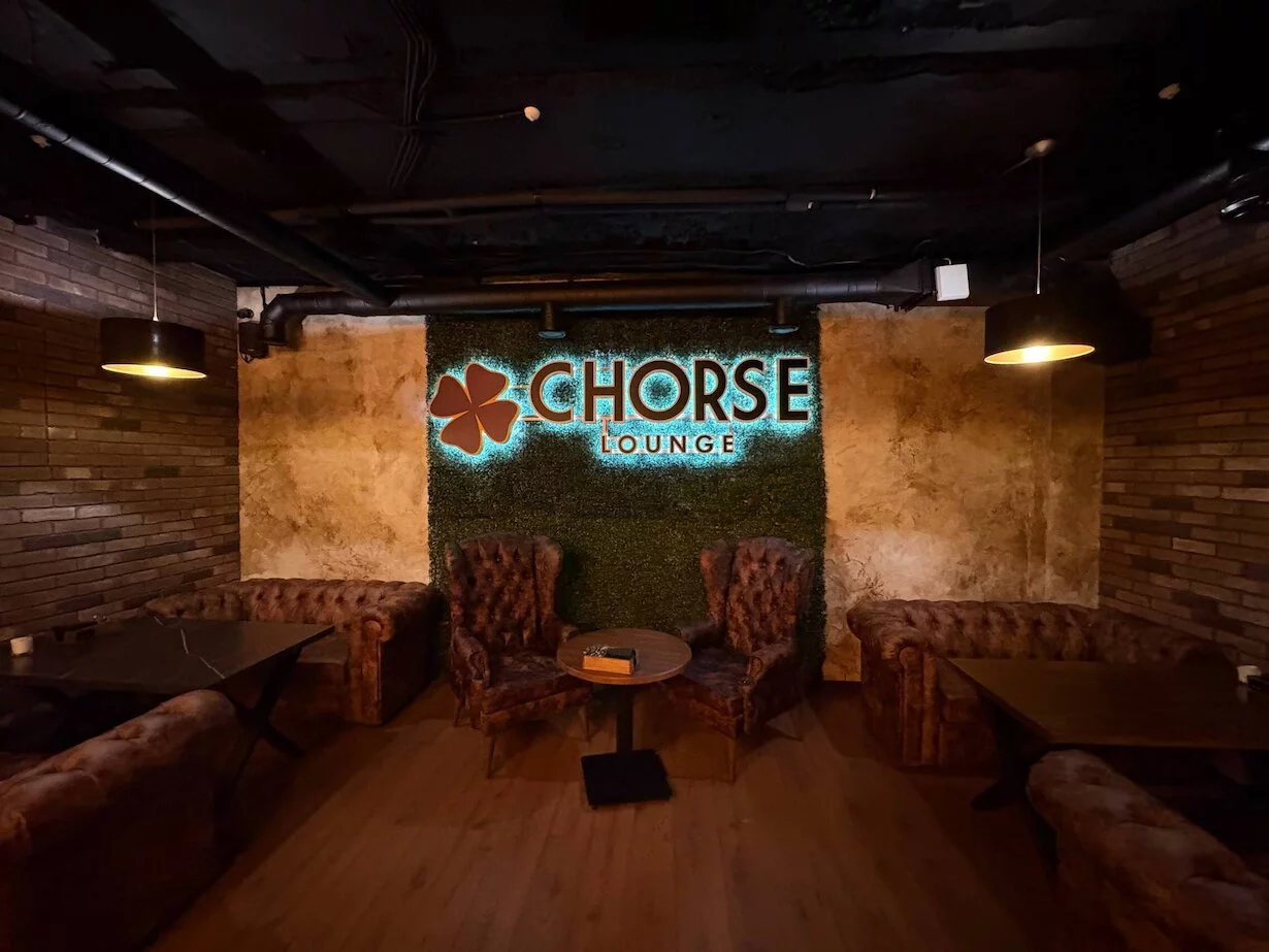 Интерьер/Экстерьер/Банкетная зона/Бар/Стол для двоих/Вход/Главный зал/Lounge зона лаунж Chorse Lounge фото