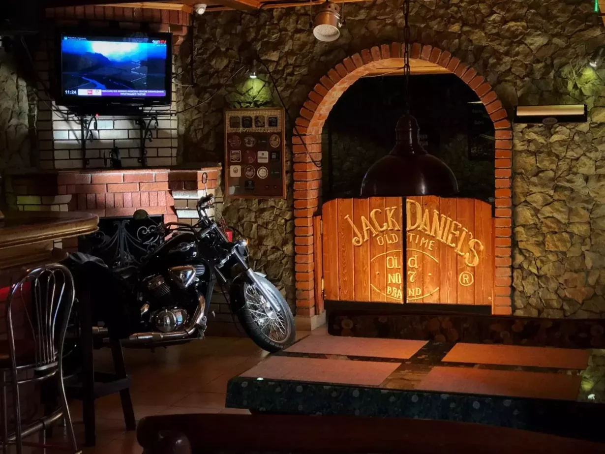 Интерьер/Экстерьер/Банкетная зона/Бар/Стол для двоих/Вход/Главный зал/Lounge зона кафе Трактиръ фото