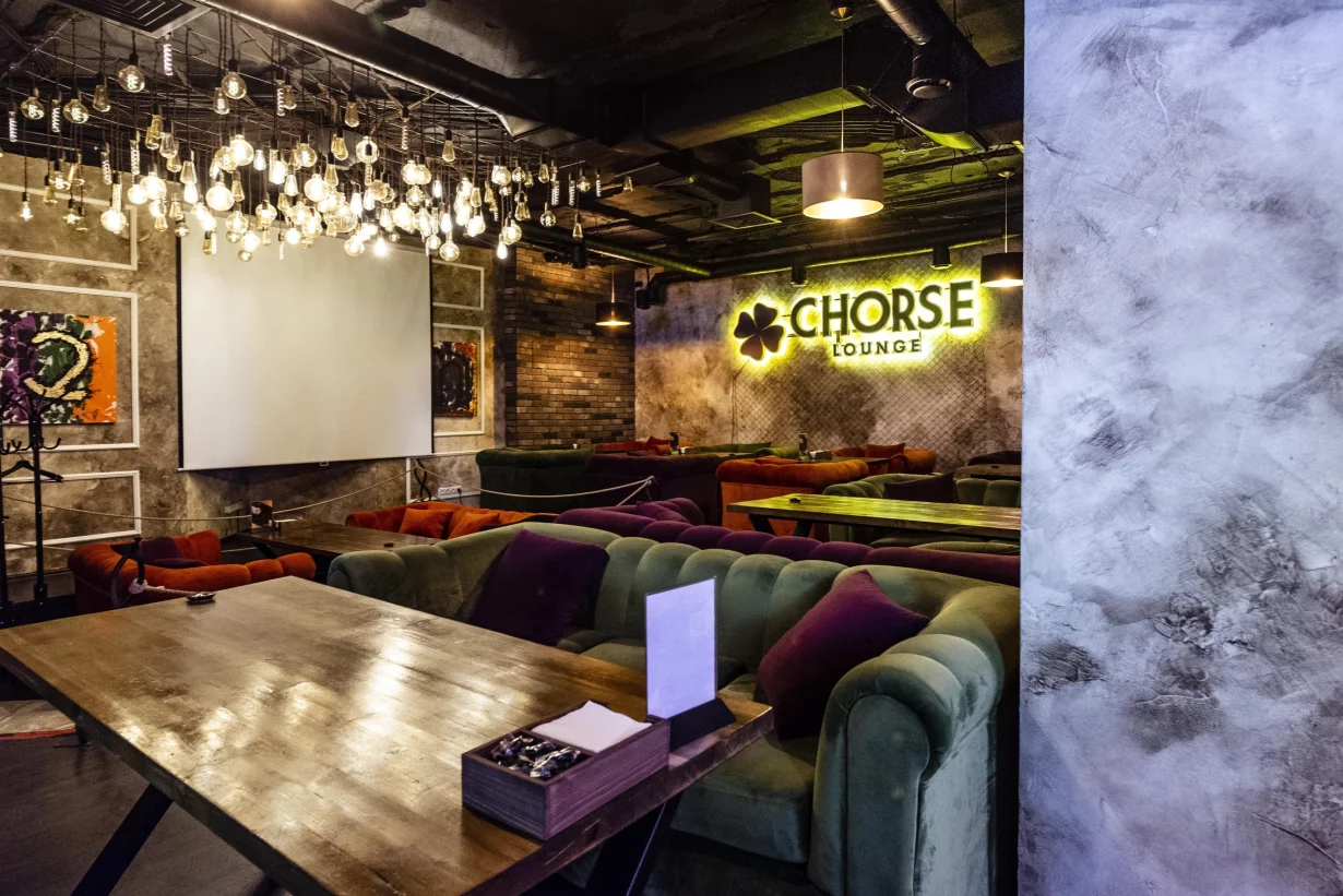 Интерьер/Экстерьер/Банкетная зона/Бар/Стол для двоих/Вход/Главный зал/Lounge зона лаунж Chorse Lounge фото