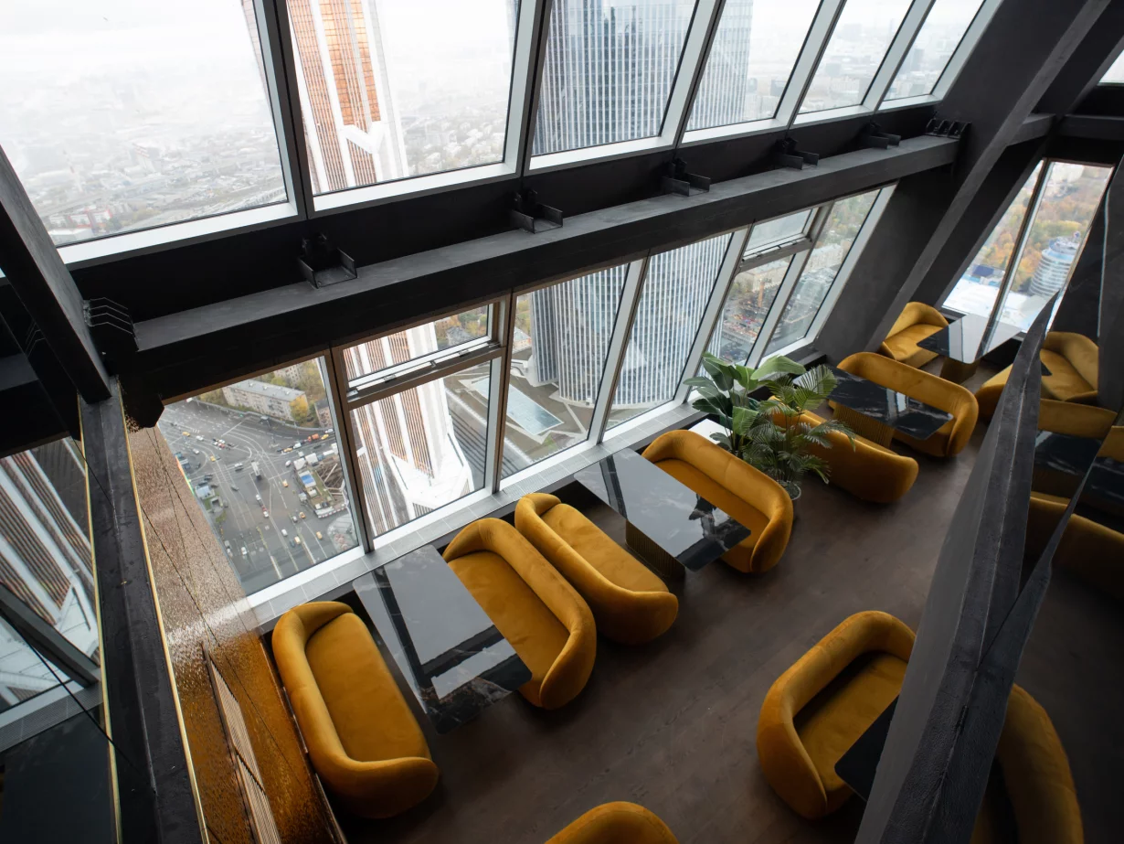 Интерьер/Экстерьер/Банкетная зона/Бар/Стол для двоих/Вход/Главный зал/Lounge зона ресторан Oblako 58 фото