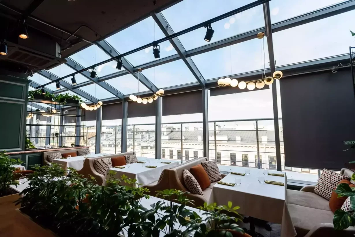 Интерьер/Экстерьер/Банкетная зона/Бар/Стол для двоих/Вход/Главный зал/Lounge зона ресторан Паруса на крыше фото