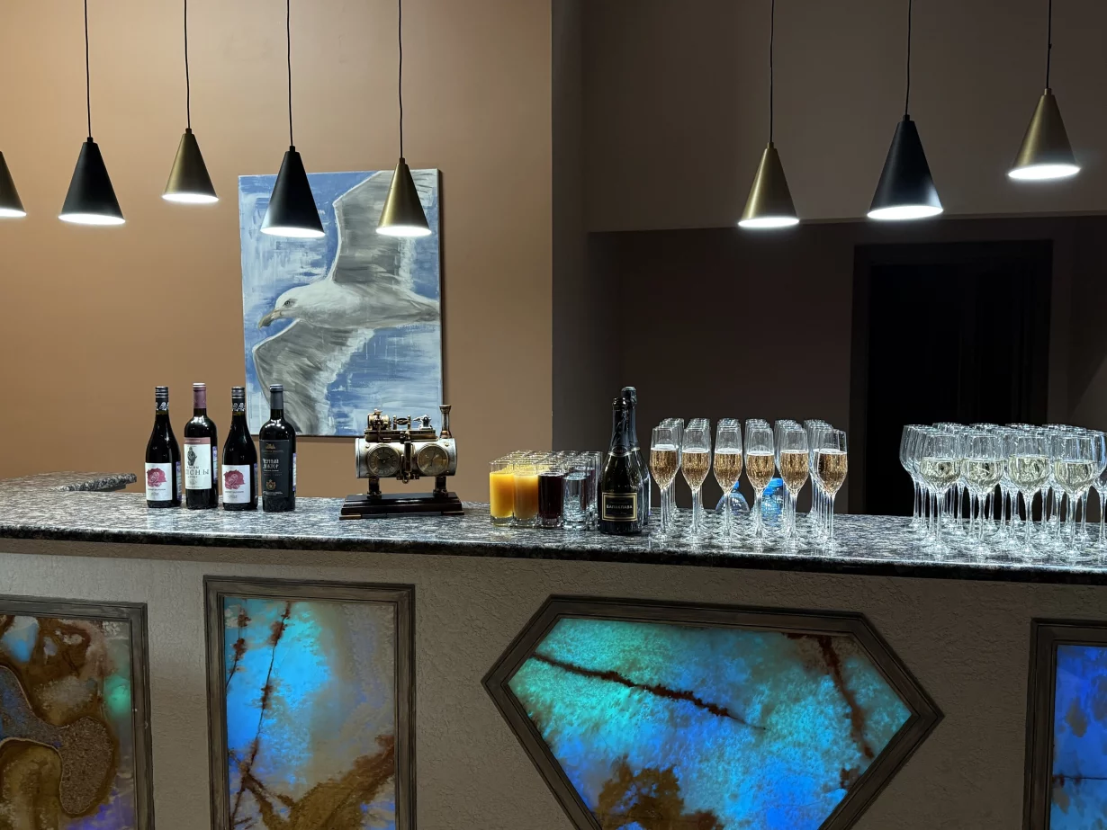 Интерьер/Экстерьер/Банкетная зона/Бар/Стол для двоих/Вход/Главный зал/Lounge зона лофт Партия фото