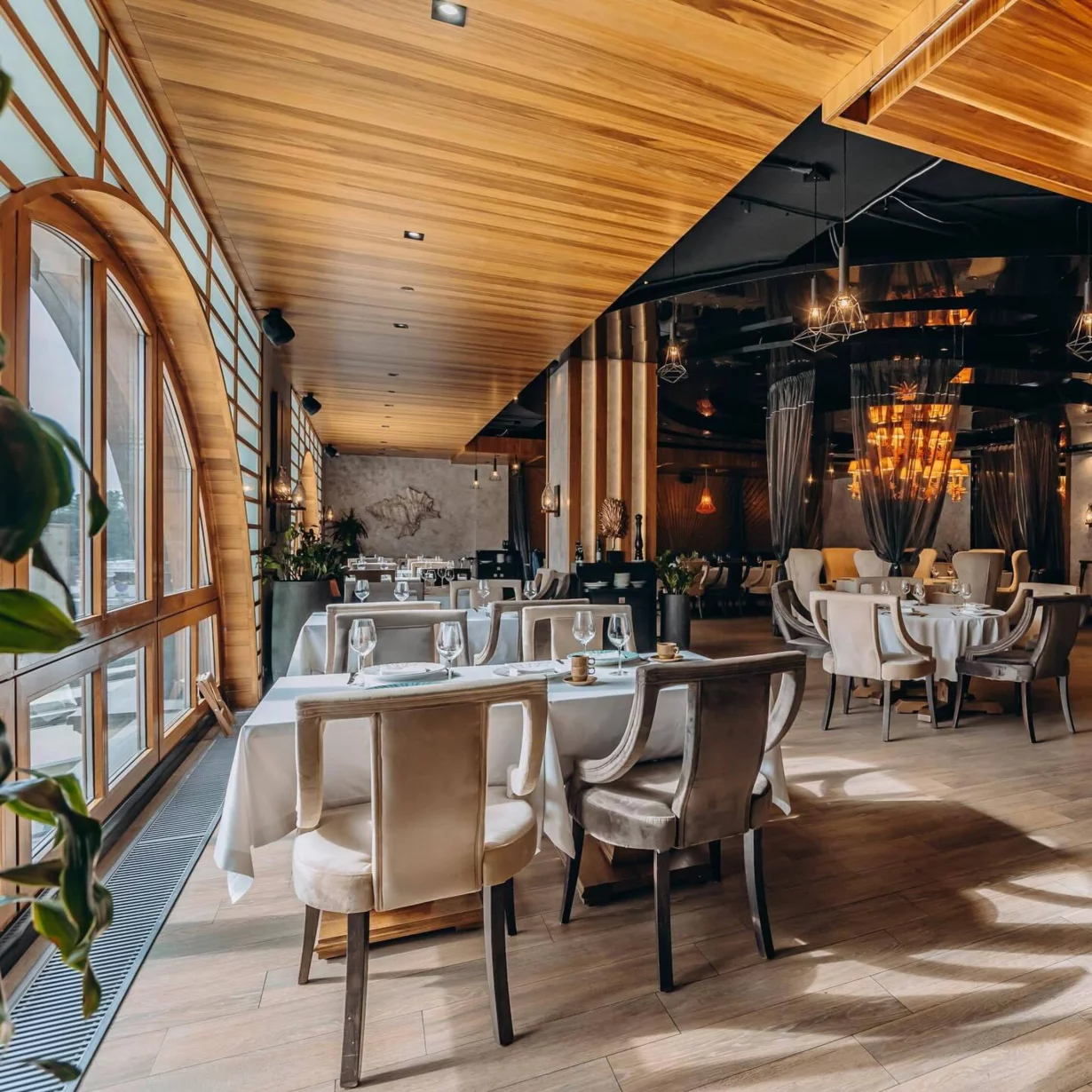 Интерьер/Экстерьер/Банкетная зона/Бар/Стол для двоих/Вход/Главный зал/Lounge зона ресторан Peshi фото