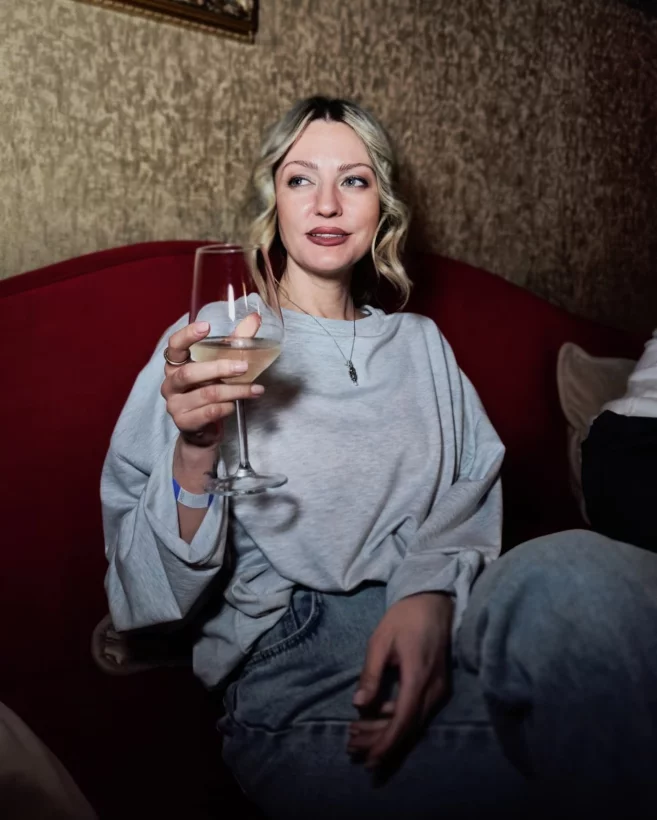 Интерьер/Экстерьер/Банкетная зона/Бар/Стол для двоих/Вход/Главный зал/Lounge зона караоке-клуб Мариус фото