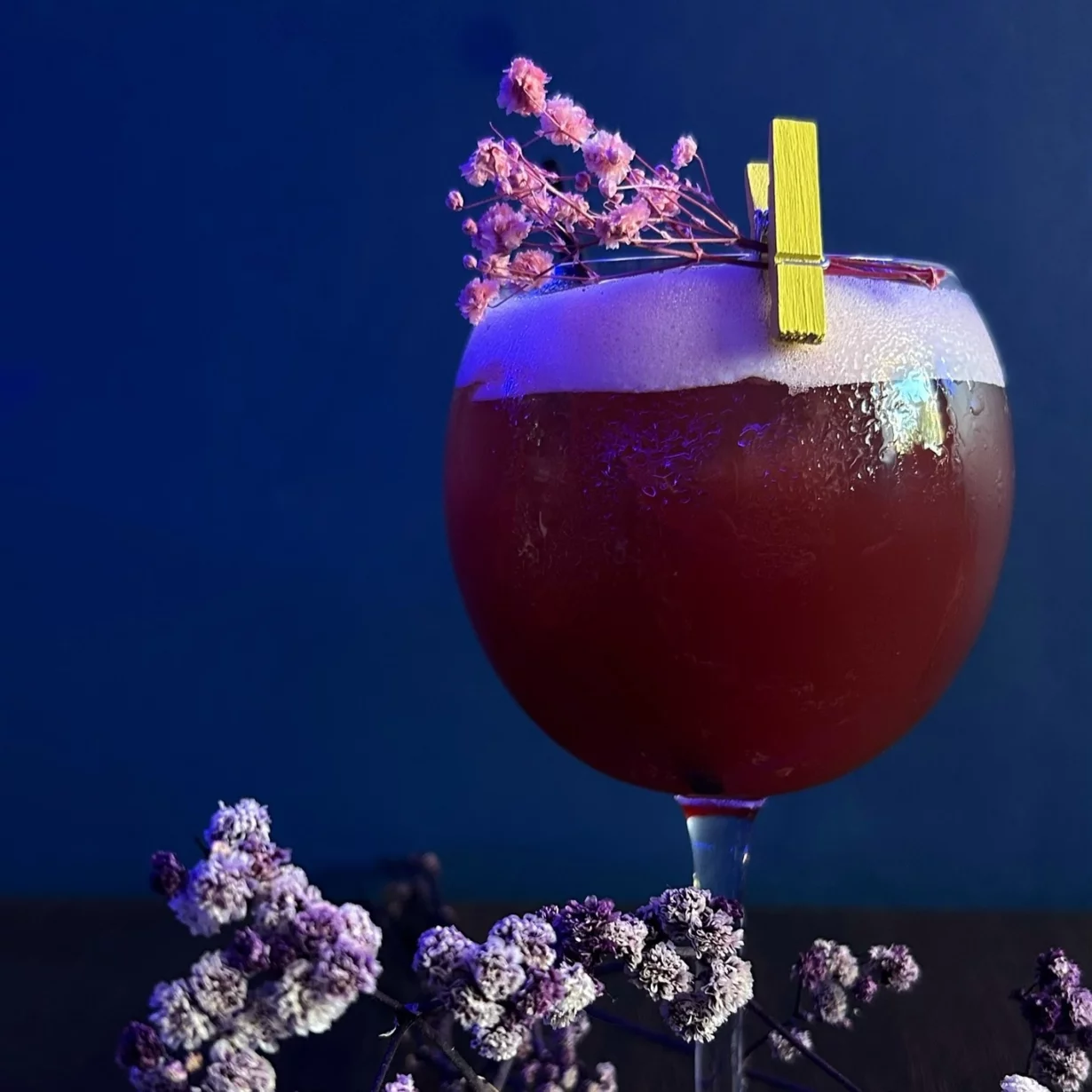 Интерьер/Экстерьер/Банкетная зона/Бар/Стол для двоих/Вход/Главный зал/Lounge зона лаунж Hills фото