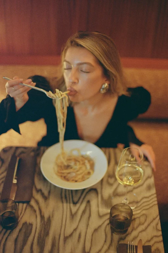 Интерьер/Экстерьер/Банкетная зона/Бар/Стол для двоих/Вход/Главный зал/Lounge зона ресторан Moderniste Aesthetic Bistro фото