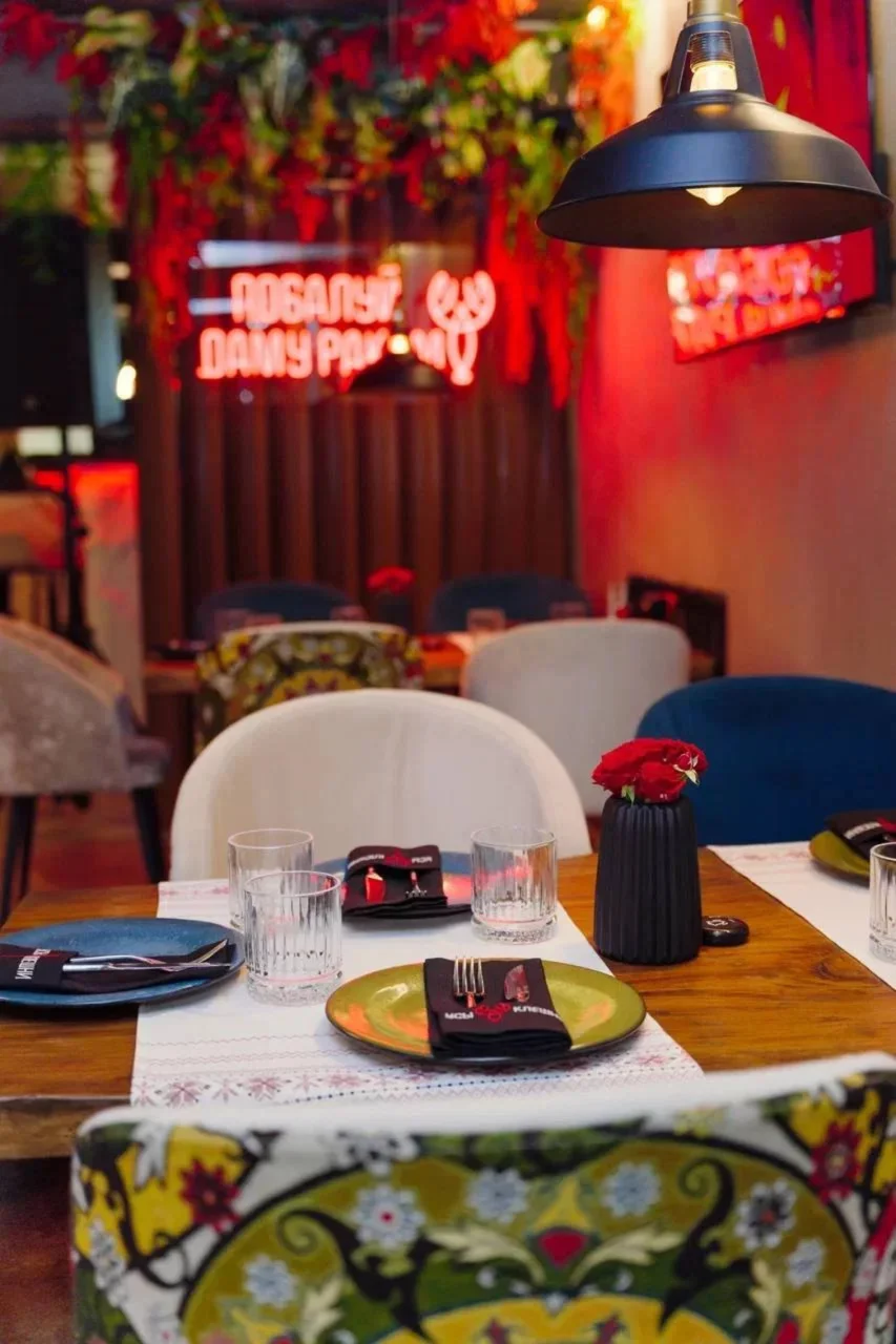 Интерьер/Экстерьер/Банкетная зона/Бар/Стол для двоих/Вход/Главный зал/Lounge зона ресторан Усы и клешни фото