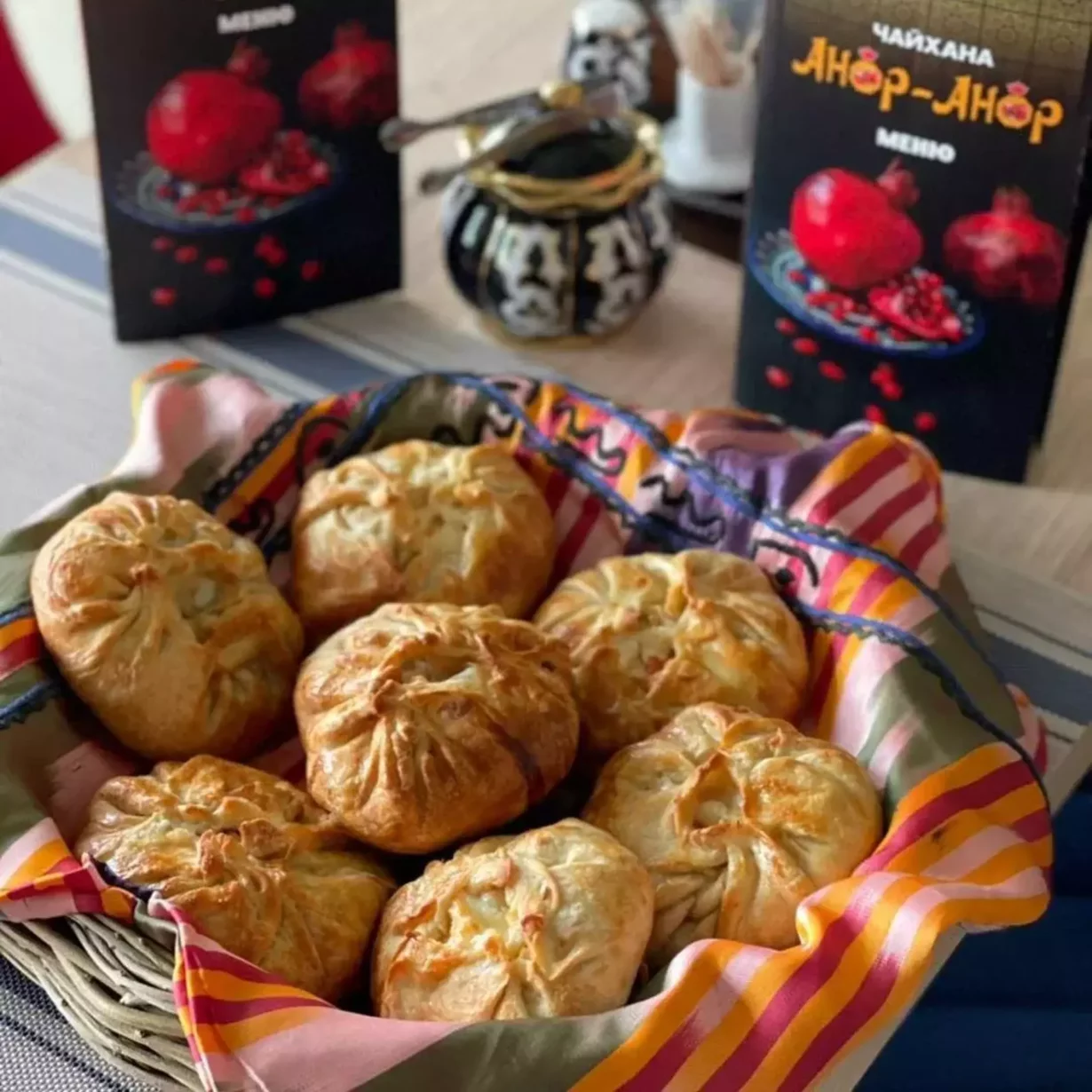 Интерьер/Экстерьер/Банкетная зона/Бар/Стол для двоих/Вход/Главный зал/Lounge зона кафе Чайхана Анор-Анор фото