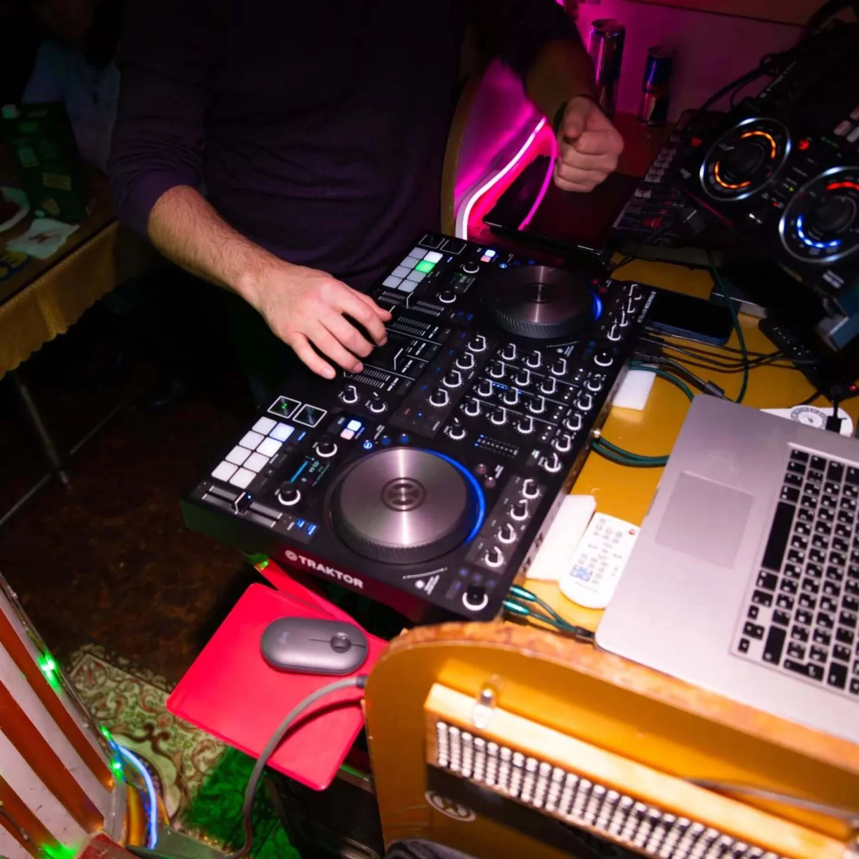 Интерьер/Экстерьер/Банкетная зона/Бар/Стол для двоих/Вход/Главный зал/Lounge зона кафе Алмаз фото