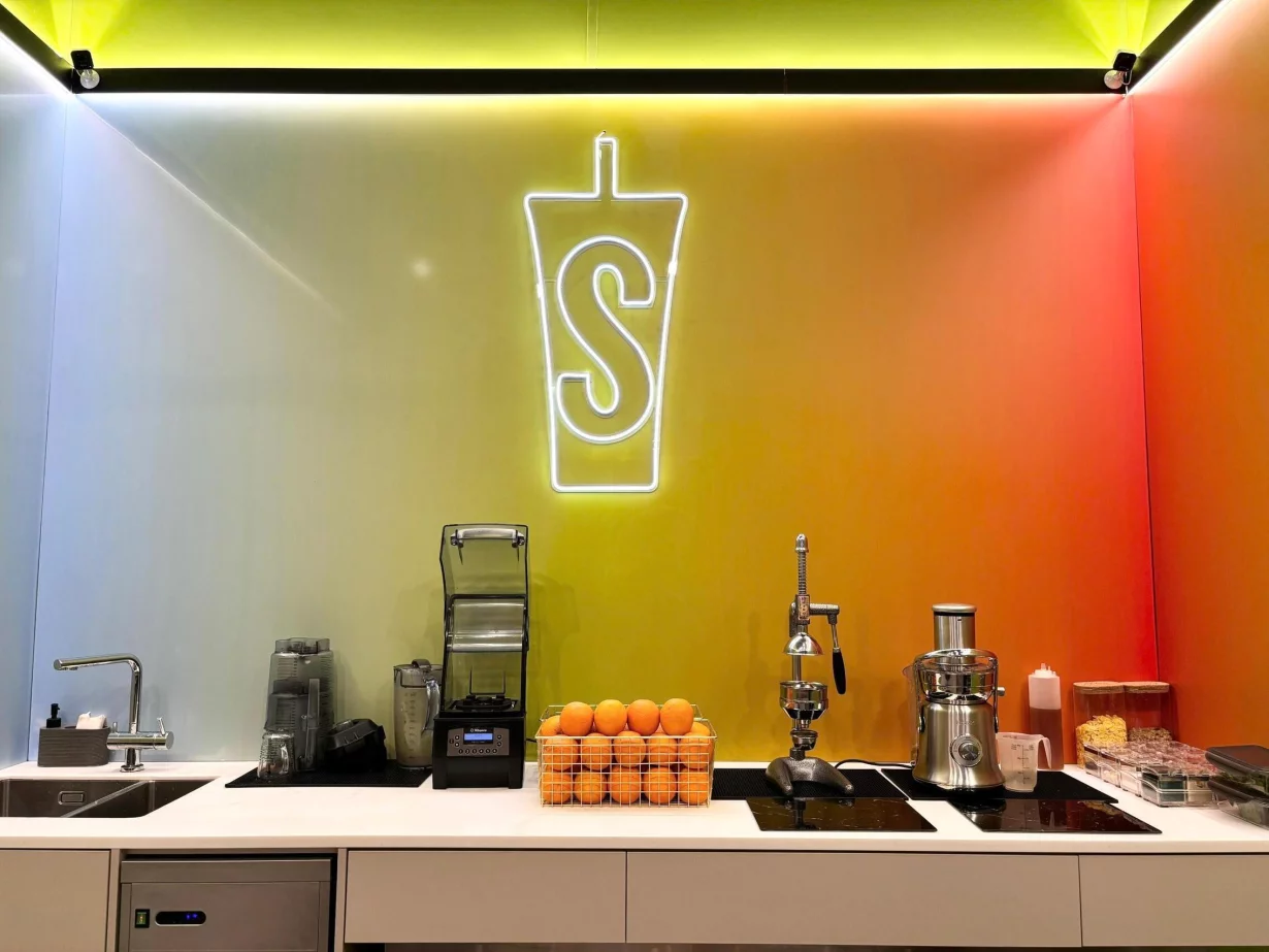 Интерьер/Экстерьер/Банкетная зона/Бар/Стол для двоих/Вход/Главный зал/Lounge зона корнер Shake Up фото