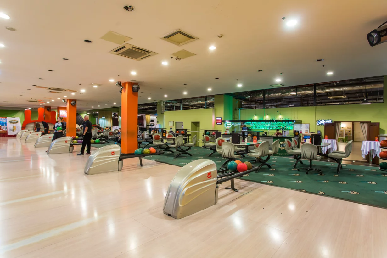 Интерьер/Экстерьер/Банкетная зона/Бар/Стол для двоих/Вход/Главный зал/Lounge зона банкетный зал Боулинг-клуб фото