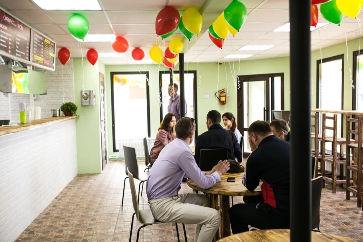 Интерьер/Экстерьер/Банкетная зона/Бар/Стол для двоих/Вход/Главный зал/Lounge зона пиццерия Татмак фото