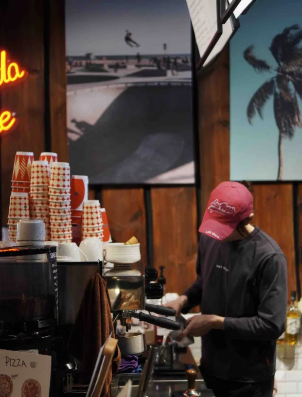 Интерьер/Экстерьер/Банкетная зона/Бар/Стол для двоих/Вход/Главный зал/Lounge зона кофейня Surf Coffee фото