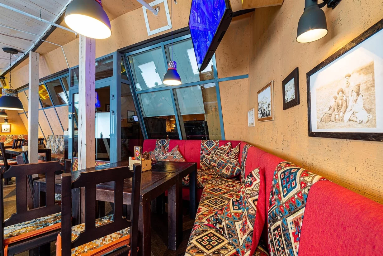 Интерьер/Экстерьер/Банкетная зона/Бар/Стол для двоих/Вход/Главный зал/Lounge зона ресторан ПхалиХинкали фото