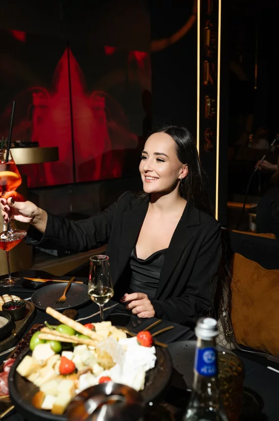 Интерьер/Экстерьер/Банкетная зона/Бар/Стол для двоих/Вход/Главный зал/Lounge зона караоке-клуб Tunes фото