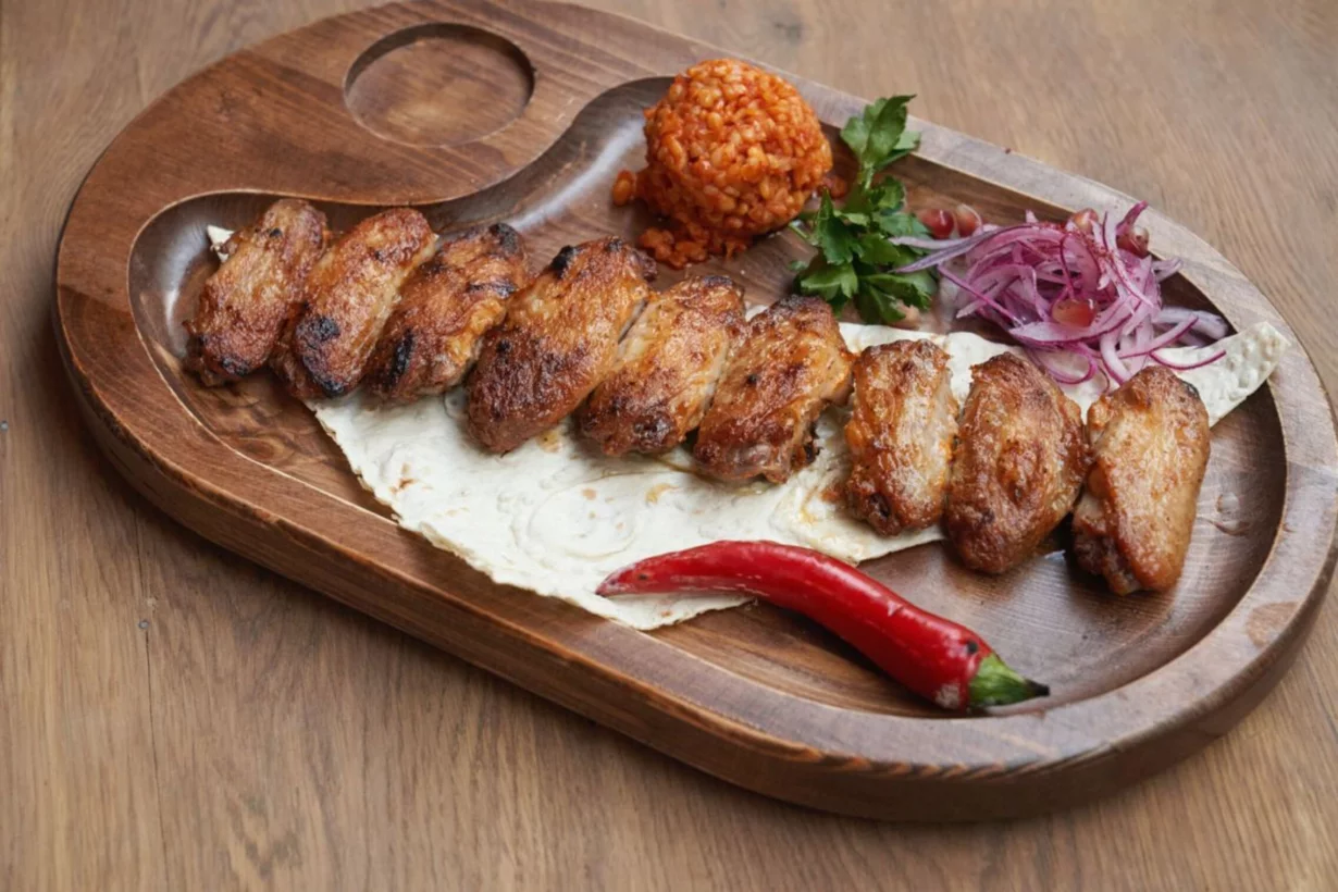 Интерьер/Экстерьер/Банкетная зона/Бар/Стол для двоих/Вход/Главный зал/Lounge зона чайхана Tianya фото