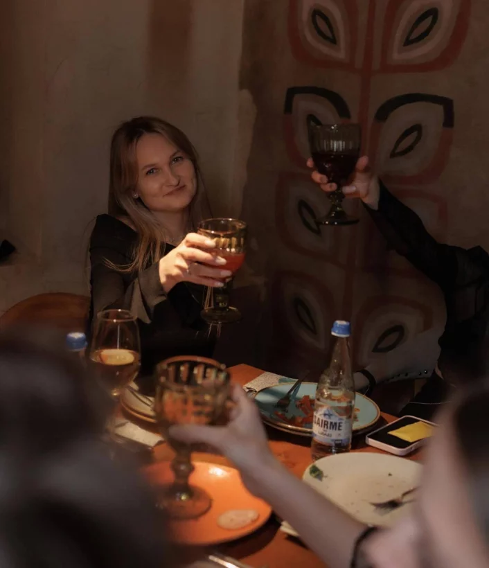 Интерьер/Экстерьер/Банкетная зона/Бар/Стол для двоих/Вход/Главный зал/Lounge зона ресторан Грузинские истории фото