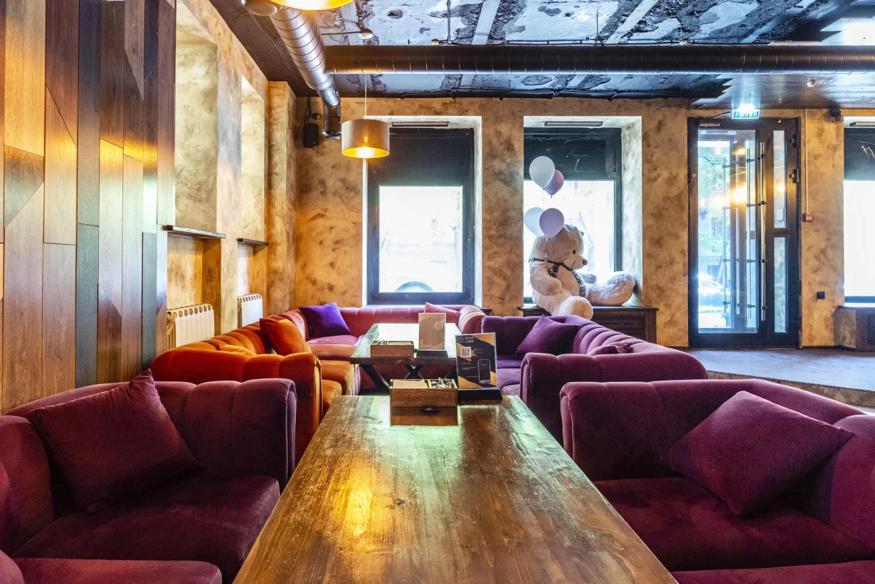 Интерьер/Экстерьер/Банкетная зона/Бар/Стол для двоих/Вход/Главный зал/Lounge зона лаунж Chorse Lounge фото