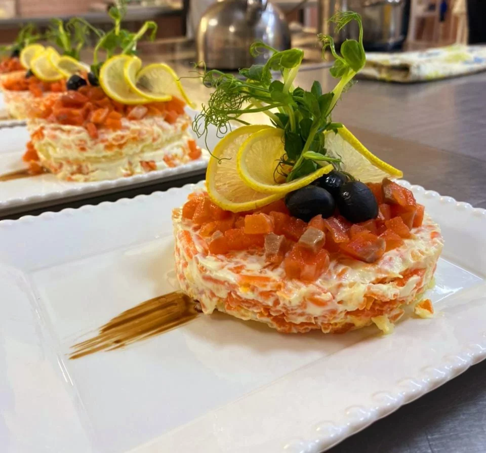 Интерьер/Экстерьер/Банкетная зона/Бар/Стол для двоих/Вход/Главный зал/Lounge зона кафе Яшма фото