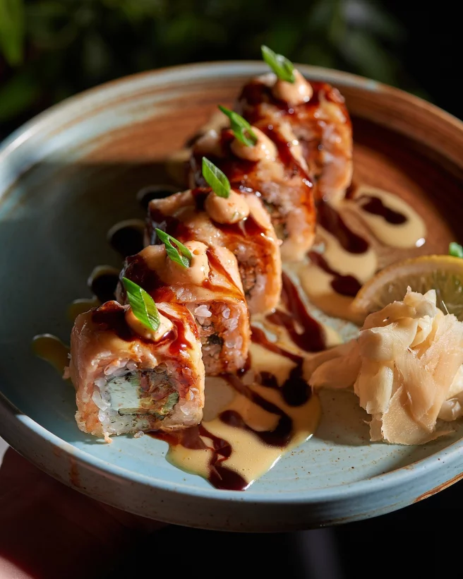 Интерьер/Экстерьер/Банкетная зона/Бар/Стол для двоих/Вход/Главный зал/Lounge зона кафе Осака фото