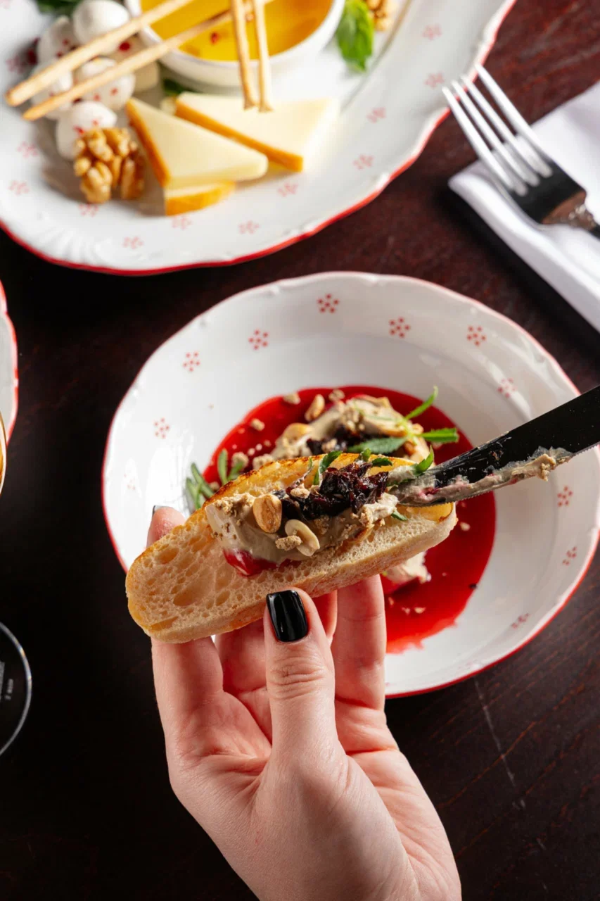 Интерьер/Экстерьер/Банкетная зона/Бар/Стол для двоих/Вход/Главный зал/Lounge зона ресторан Pádre Khinkali фото